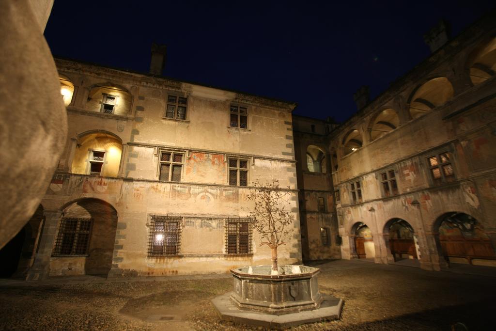 Maison Cassius Issogne Exteriör bild