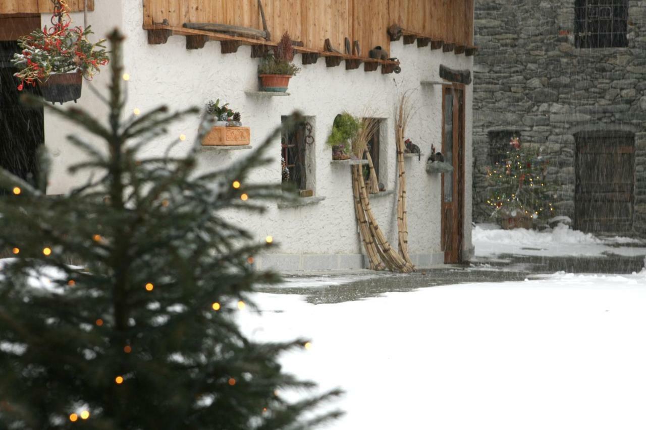 Maison Cassius Issogne Exteriör bild